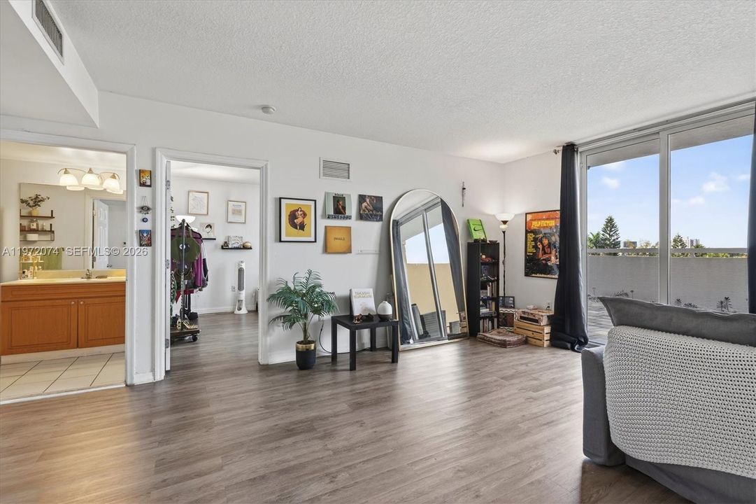 For Sale: $325,000 (1 beds, 1 baths, 716 Square Feet)