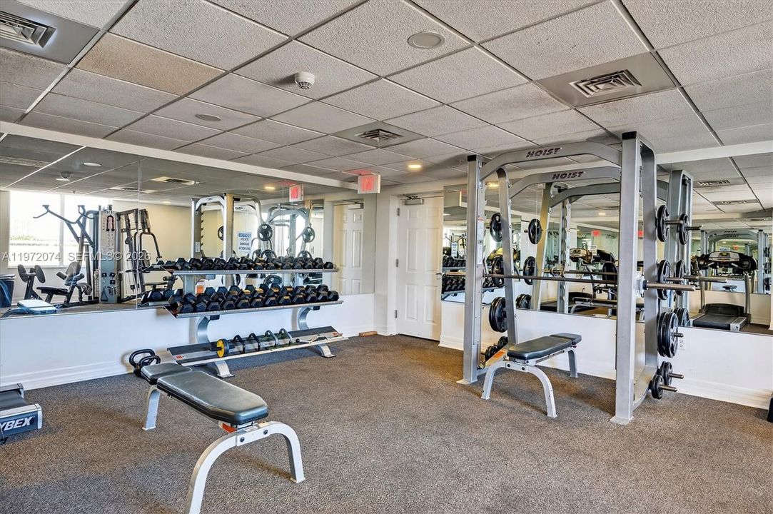 For Sale: $325,000 (1 beds, 1 baths, 716 Square Feet)