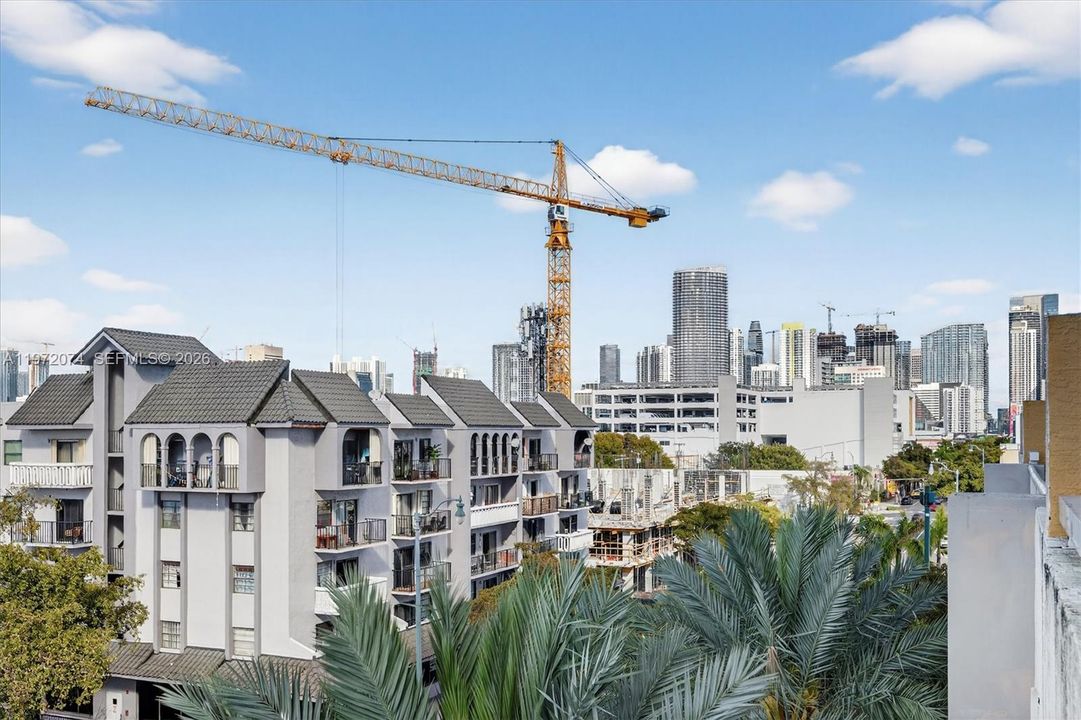 For Sale: $325,000 (1 beds, 1 baths, 716 Square Feet)