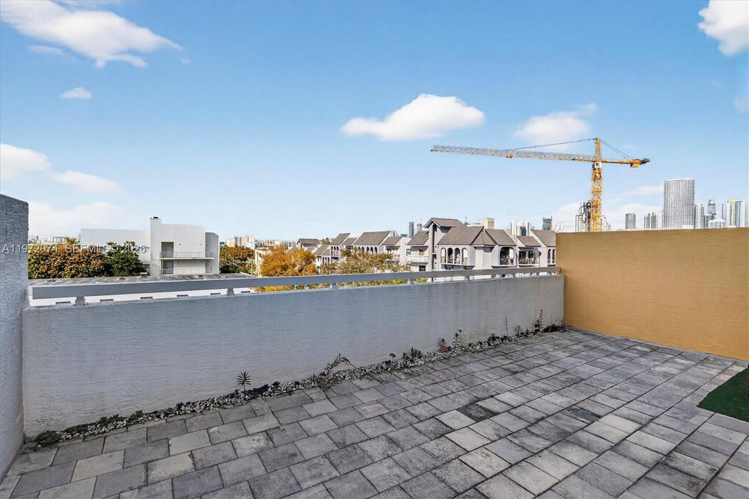 For Sale: $325,000 (1 beds, 1 baths, 716 Square Feet)