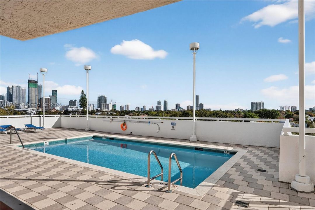 For Sale: $325,000 (1 beds, 1 baths, 716 Square Feet)