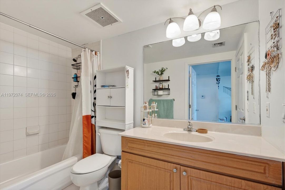 For Sale: $325,000 (1 beds, 1 baths, 716 Square Feet)