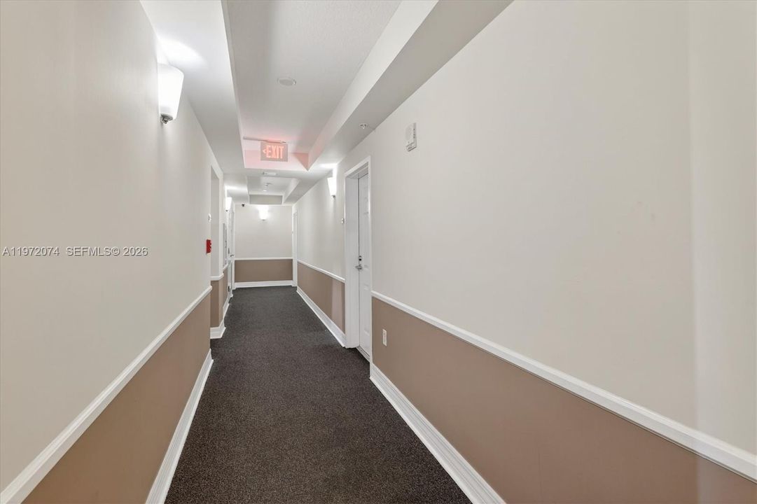 For Sale: $325,000 (1 beds, 1 baths, 716 Square Feet)