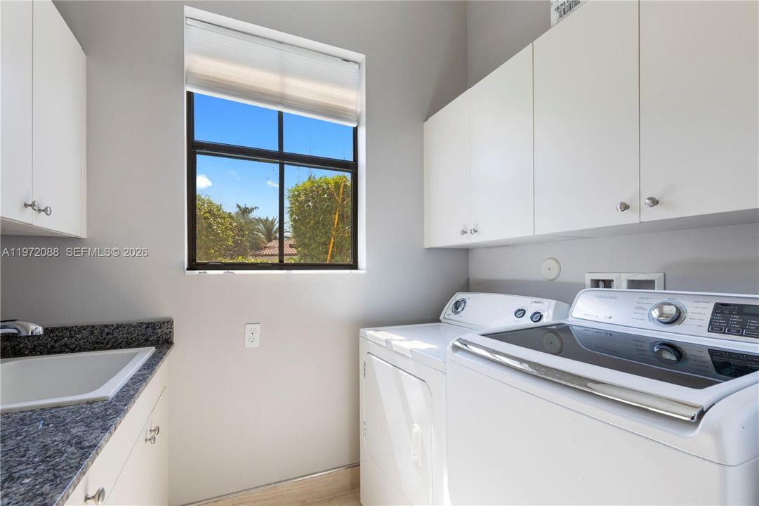 Vendido Recientemente: $1,675,000 (5 camas, 5 baños, 3812 Pies cuadrados)