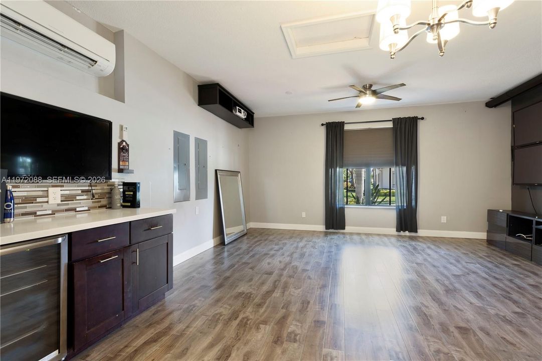 Vendido Recientemente: $1,675,000 (5 camas, 5 baños, 3812 Pies cuadrados)