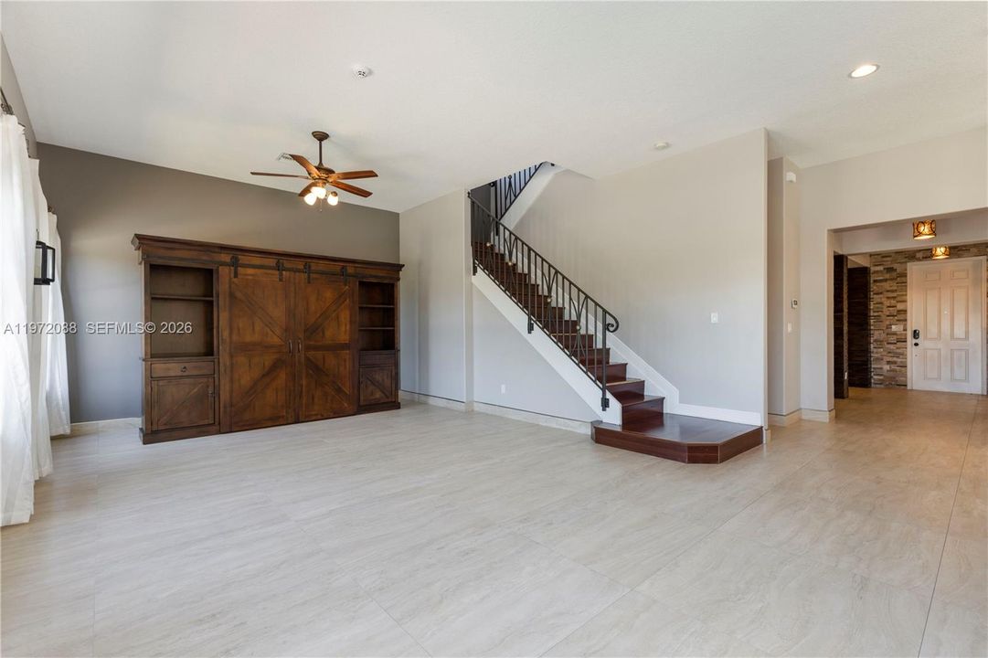 Vendido Recientemente: $1,675,000 (5 camas, 5 baños, 3812 Pies cuadrados)