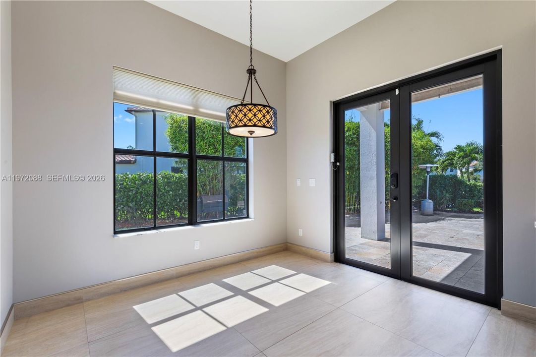 Vendido Recientemente: $1,675,000 (5 camas, 5 baños, 3812 Pies cuadrados)