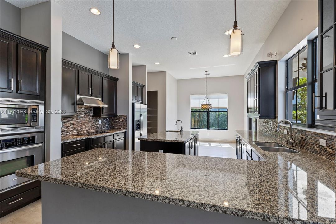 Vendido Recientemente: $1,675,000 (5 camas, 5 baños, 3812 Pies cuadrados)