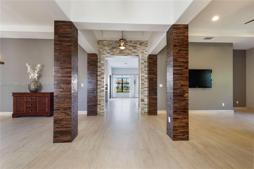 Vendido Recientemente: $1,675,000 (5 camas, 5 baños, 3812 Pies cuadrados)