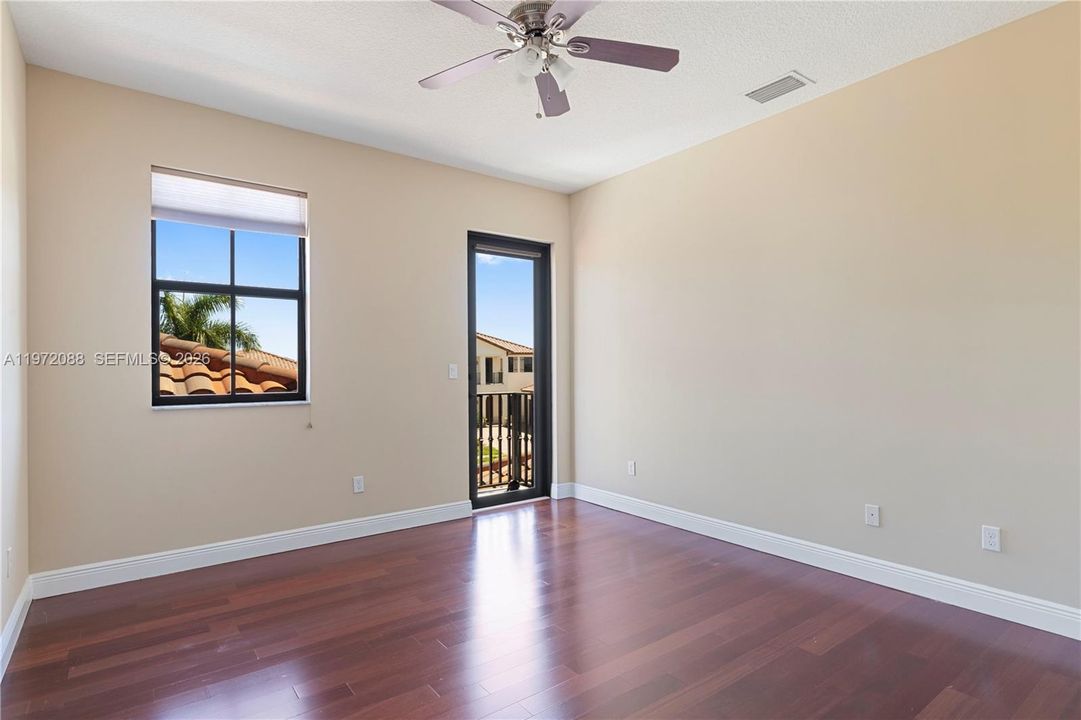 Vendido Recientemente: $1,675,000 (5 camas, 5 baños, 3812 Pies cuadrados)