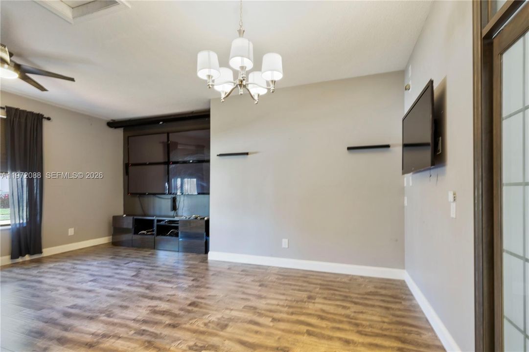 Vendido Recientemente: $1,675,000 (5 camas, 5 baños, 3812 Pies cuadrados)