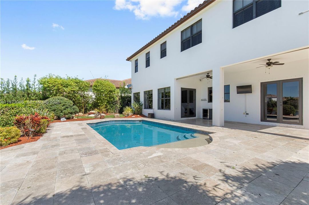 Vendido Recientemente: $1,675,000 (5 camas, 5 baños, 3812 Pies cuadrados)