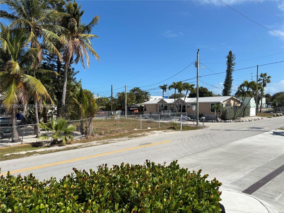 На продажу: $265,000 (0.06 acres)