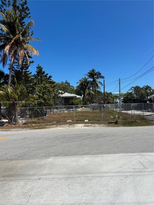 На продажу: $265,000 (0.06 acres)