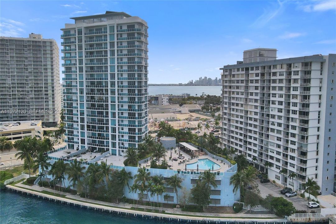 For Sale: $445,000 (2 beds, 2 baths, 1221 Square Feet)