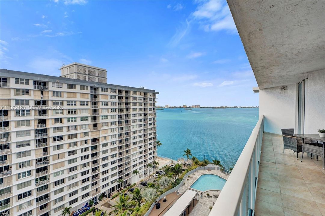For Sale: $445,000 (2 beds, 2 baths, 1221 Square Feet)