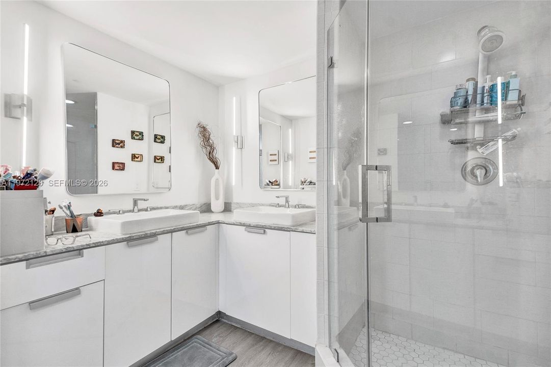 For Sale: $445,000 (2 beds, 2 baths, 1221 Square Feet)