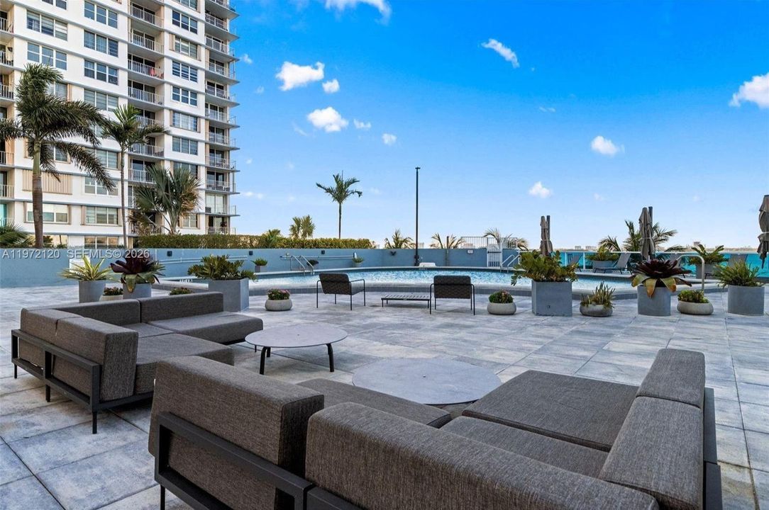 For Sale: $445,000 (2 beds, 2 baths, 1221 Square Feet)