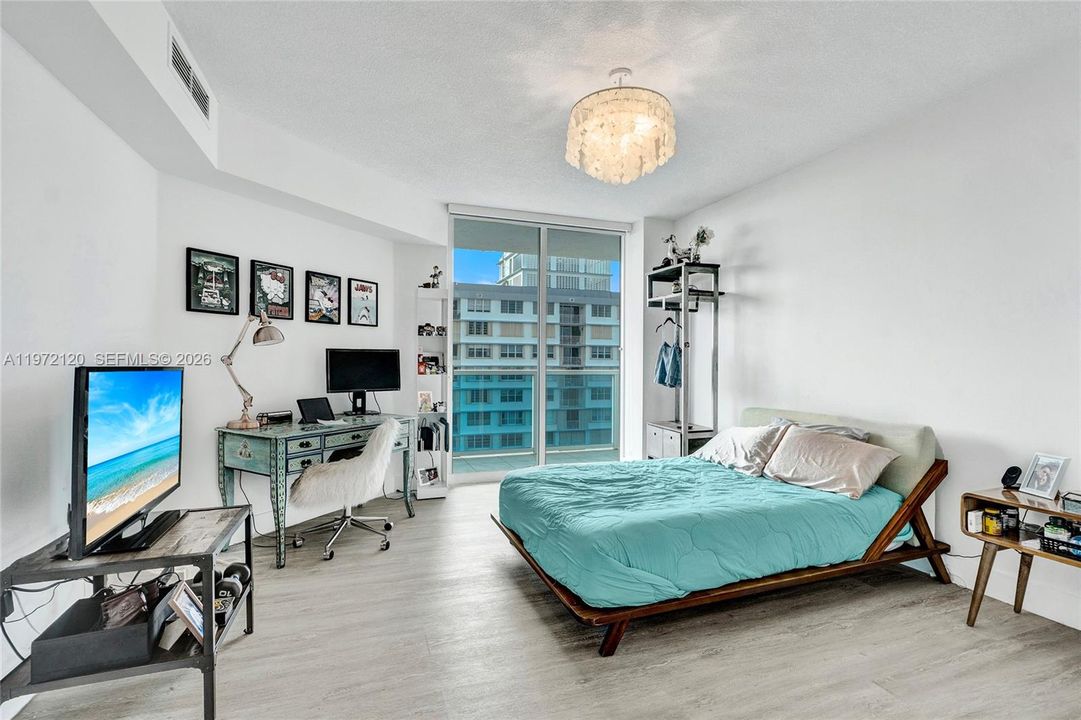 For Sale: $445,000 (2 beds, 2 baths, 1221 Square Feet)
