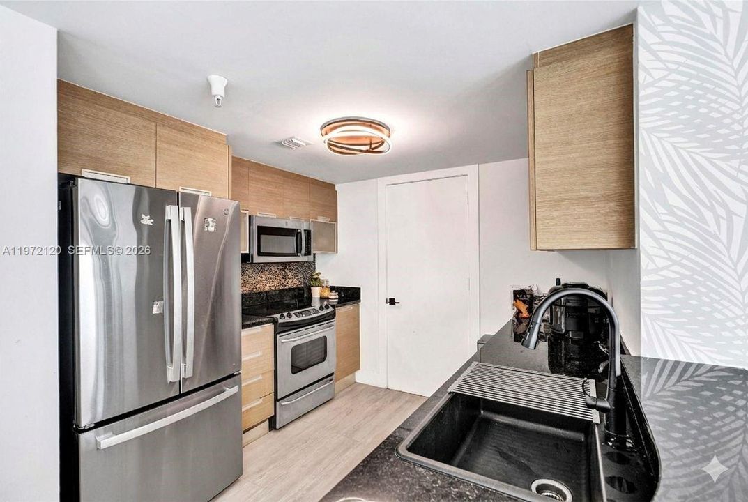 For Sale: $445,000 (2 beds, 2 baths, 1221 Square Feet)