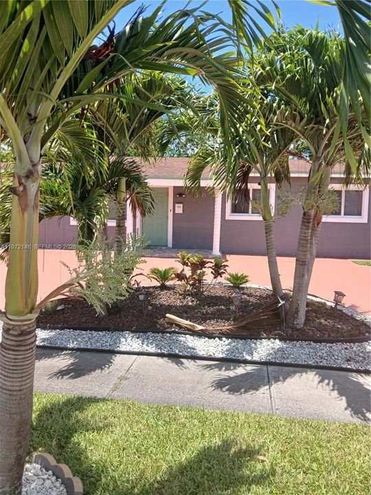 Active With Contract: $1,150 (0 beds, 1 baths, 200 Square Feet)