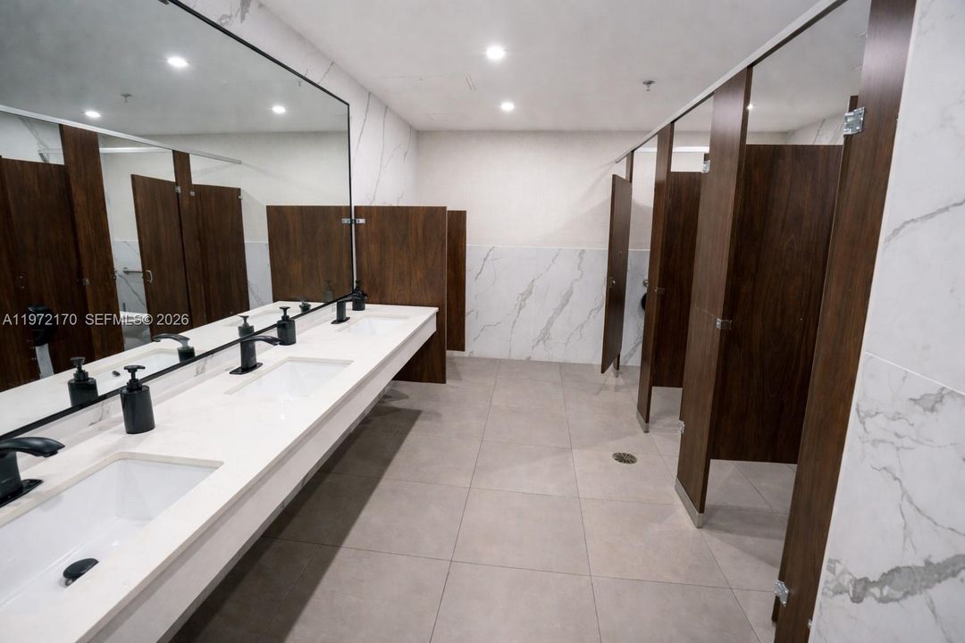 В аренду: $8,000 (0 спален, 0 ванн, 0 Квадратных фут)