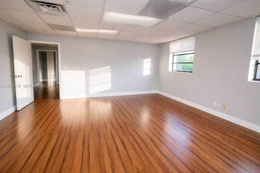 В аренду: $8,000 (0 спален, 0 ванн, 0 Квадратных фут)