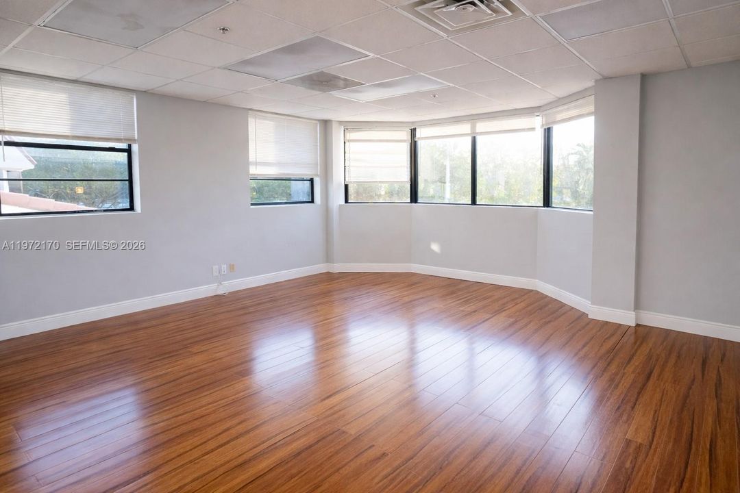 В аренду: $8,000 (0 спален, 0 ванн, 0 Квадратных фут)