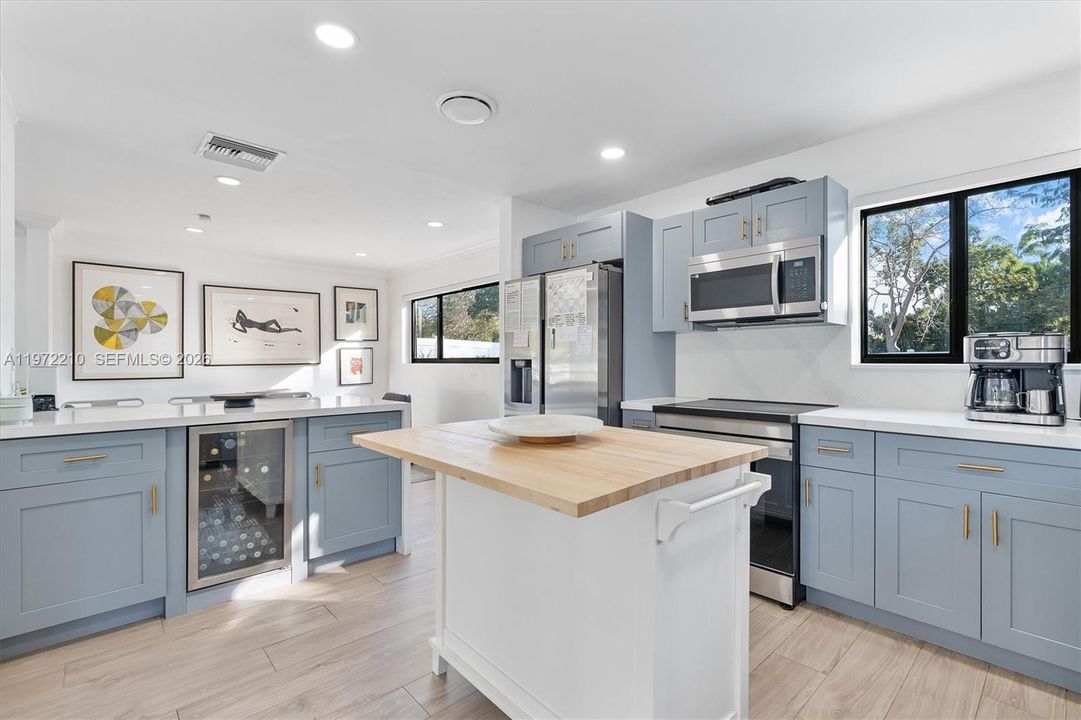 For Sale: $1,550,000 (5 beds, 3 baths, 2525 Square Feet)