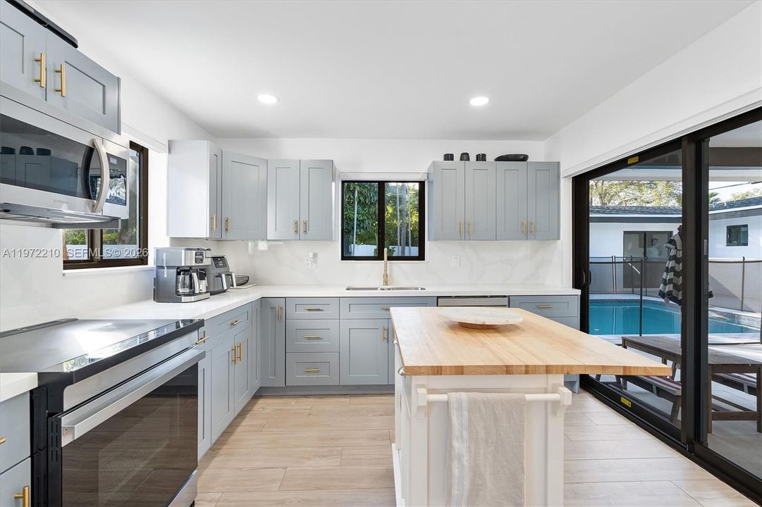 For Sale: $1,550,000 (5 beds, 3 baths, 2525 Square Feet)