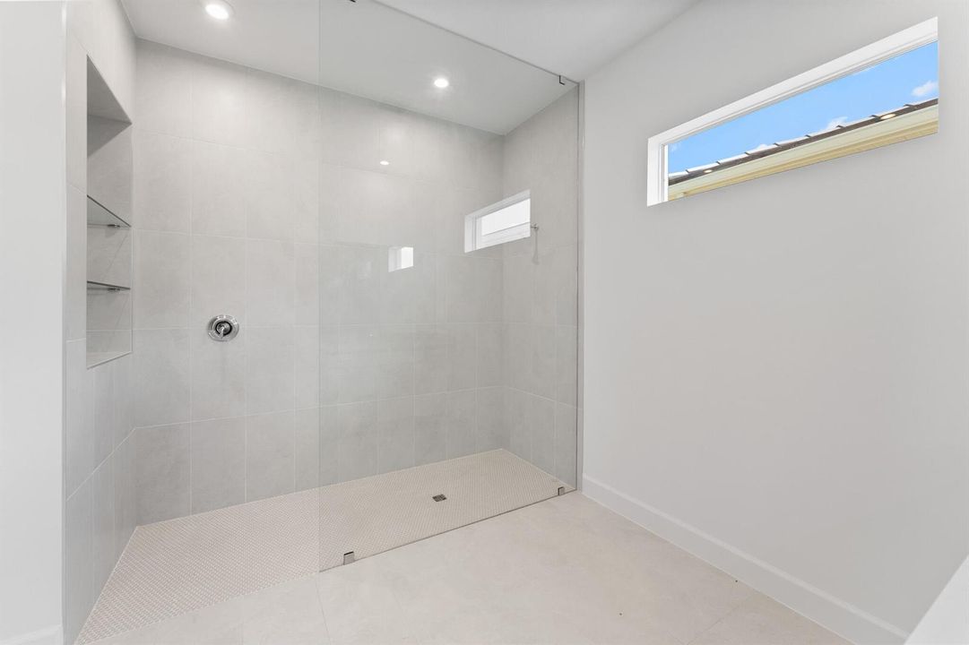 US_SEF_CARLTON_LOT 182_OWNERS BATH 2