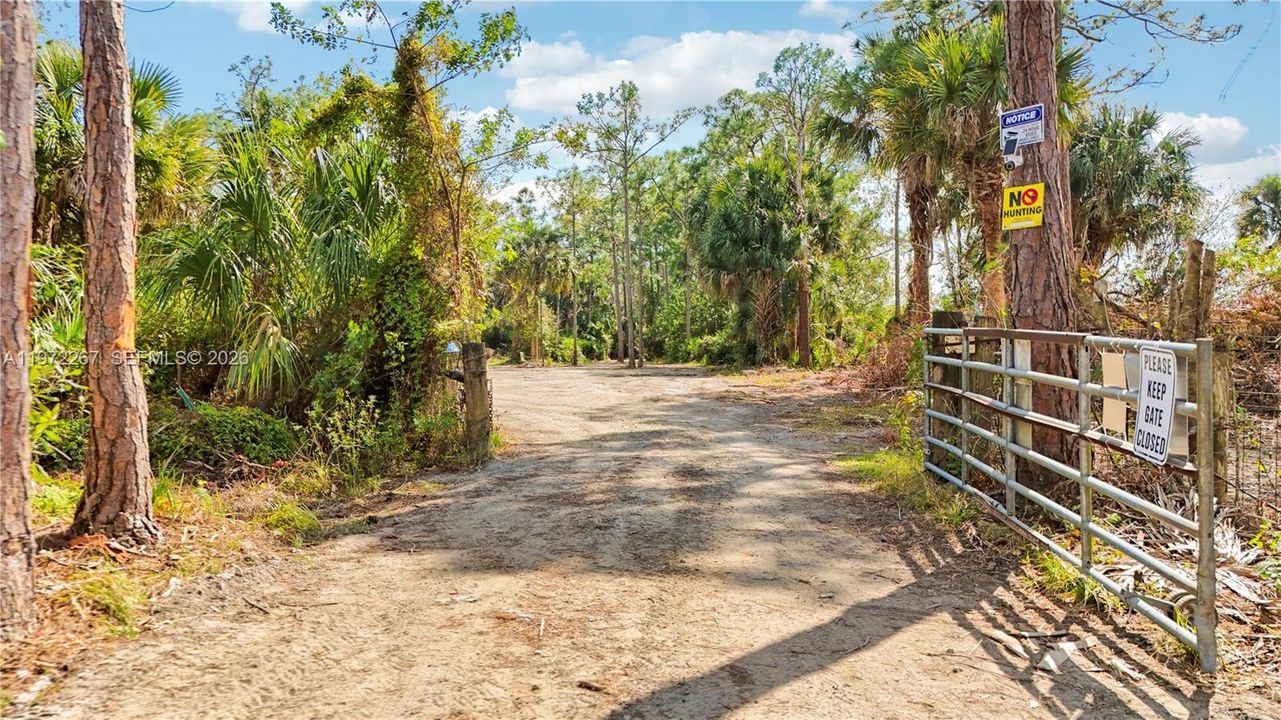 На продажу: $9,000,000 (1,004.00 acres)