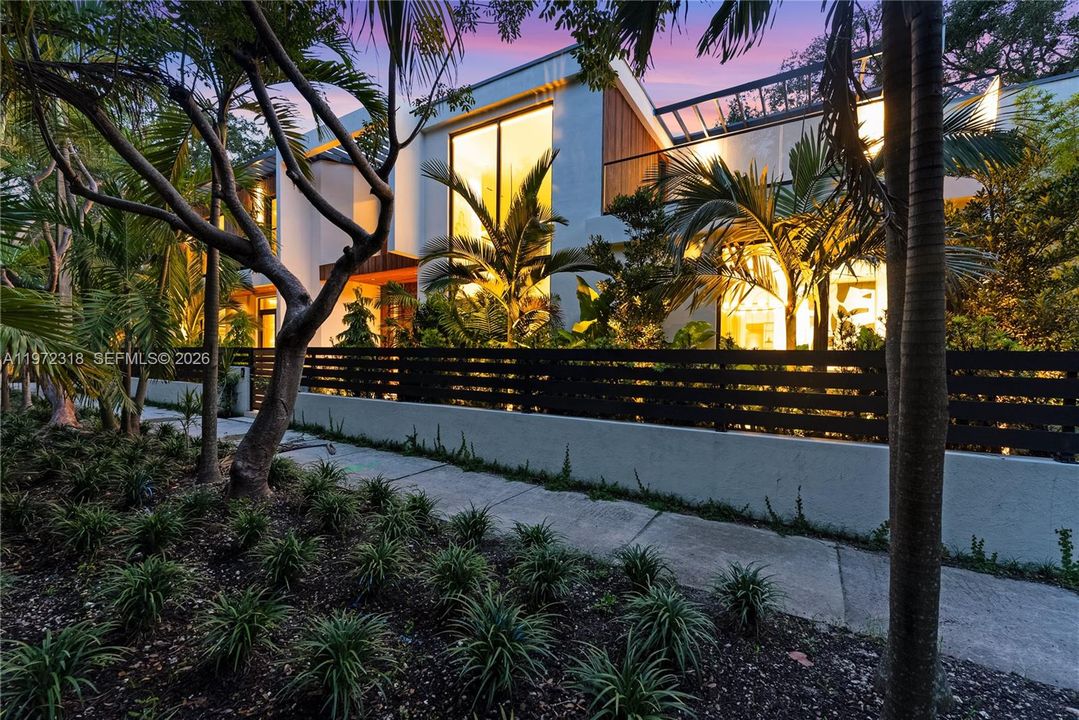 Active With Contract: $8,950,000 (7 beds, 7 baths, 6393 Square Feet)
