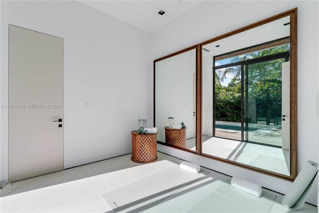 Active With Contract: $8,950,000 (7 beds, 7 baths, 6393 Square Feet)