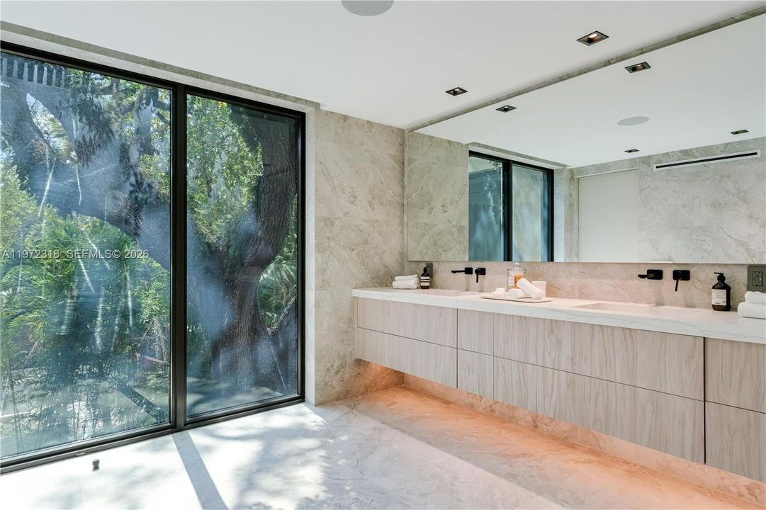 Active With Contract: $8,950,000 (7 beds, 7 baths, 6393 Square Feet)