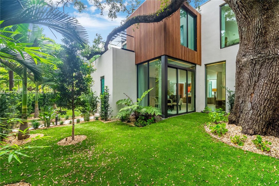 Active With Contract: $8,950,000 (7 beds, 7 baths, 6393 Square Feet)