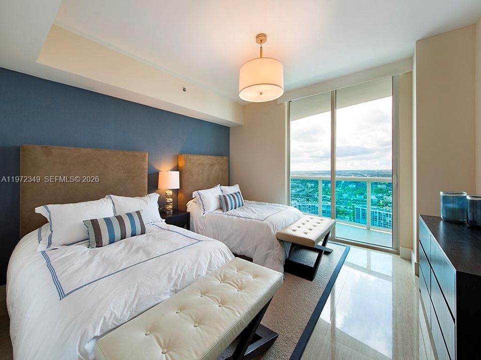 Activo con contrato: $2,950,000 (3 camas, 3 baños, 3395 Pies cuadrados)