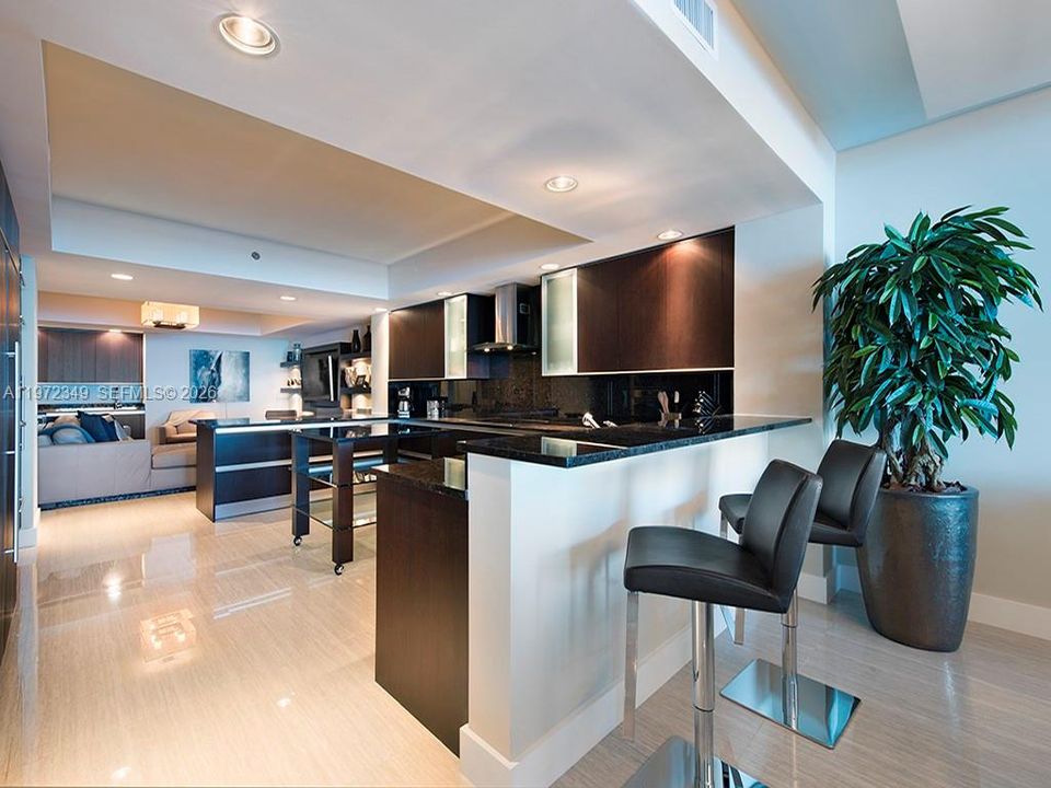 Activo con contrato: $2,950,000 (3 camas, 3 baños, 3395 Pies cuadrados)