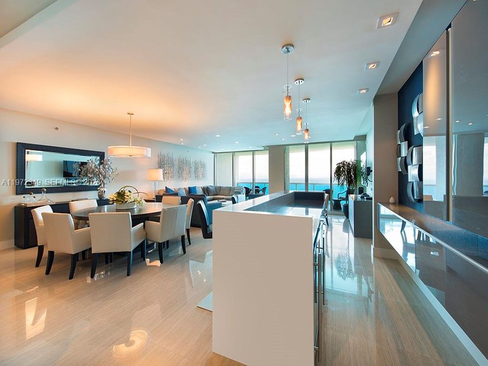 Activo con contrato: $2,950,000 (3 camas, 3 baños, 3395 Pies cuadrados)