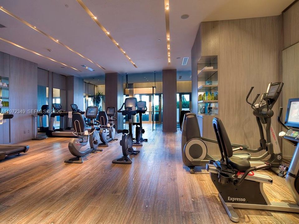 Activo con contrato: $2,950,000 (3 camas, 3 baños, 3395 Pies cuadrados)