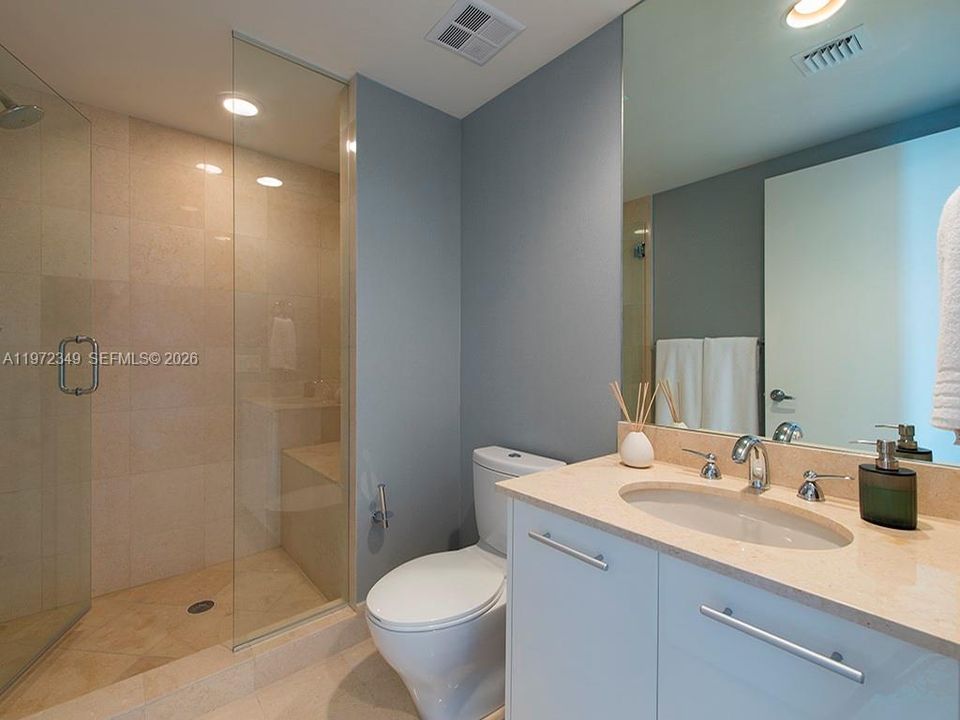 Activo con contrato: $2,950,000 (3 camas, 3 baños, 3395 Pies cuadrados)