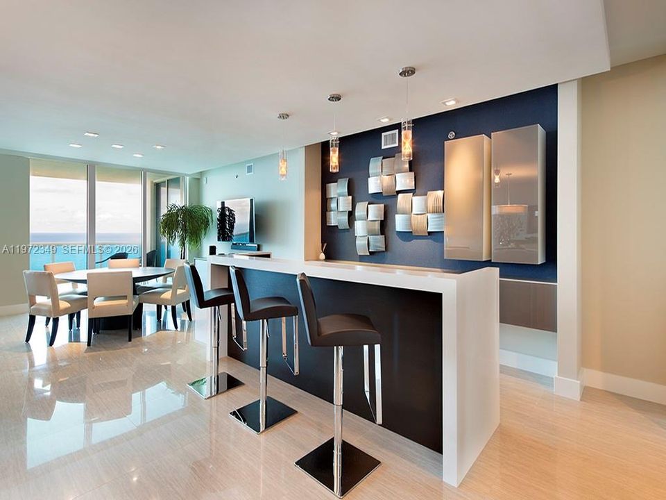 Activo con contrato: $2,950,000 (3 camas, 3 baños, 3395 Pies cuadrados)
