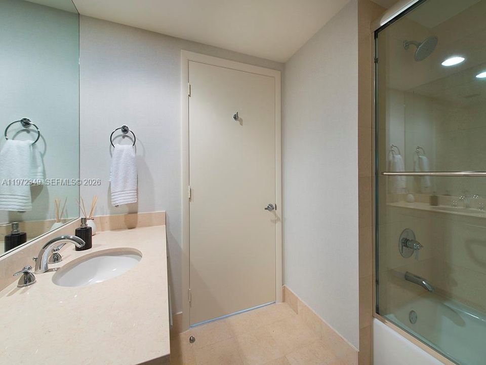 Activo con contrato: $2,950,000 (3 camas, 3 baños, 3395 Pies cuadrados)