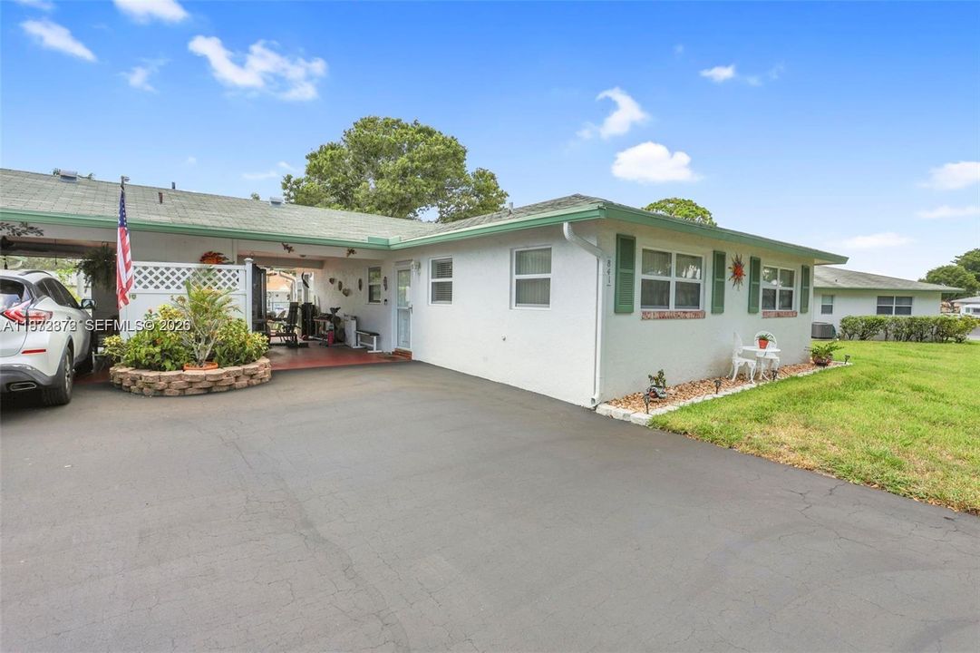 For Sale: $285,000 (2 beds, 2 baths, 950 Square Feet)