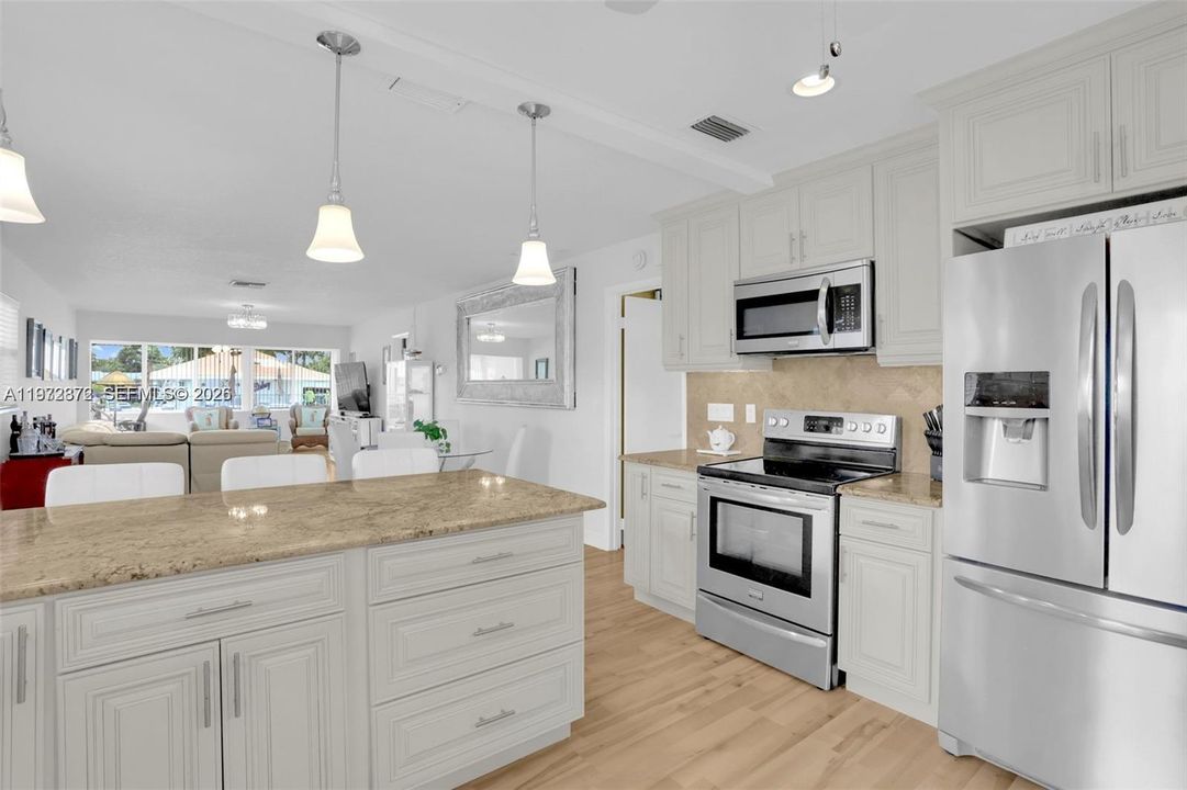 For Sale: $285,000 (2 beds, 2 baths, 950 Square Feet)