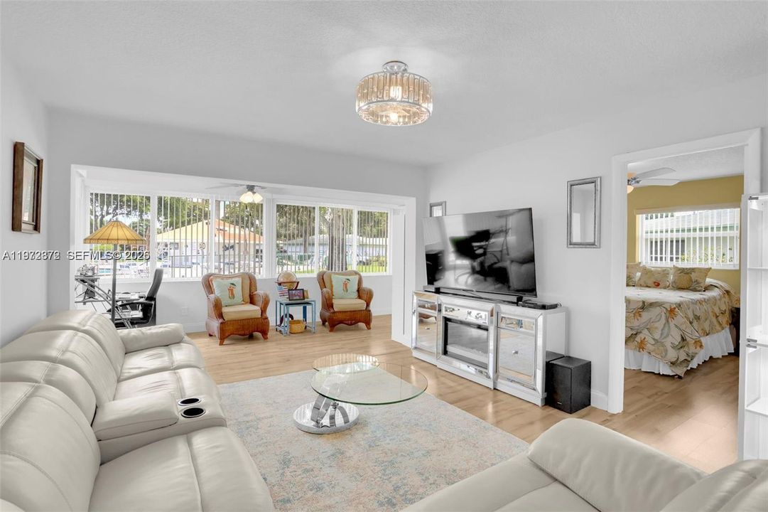 For Sale: $285,000 (2 beds, 2 baths, 950 Square Feet)