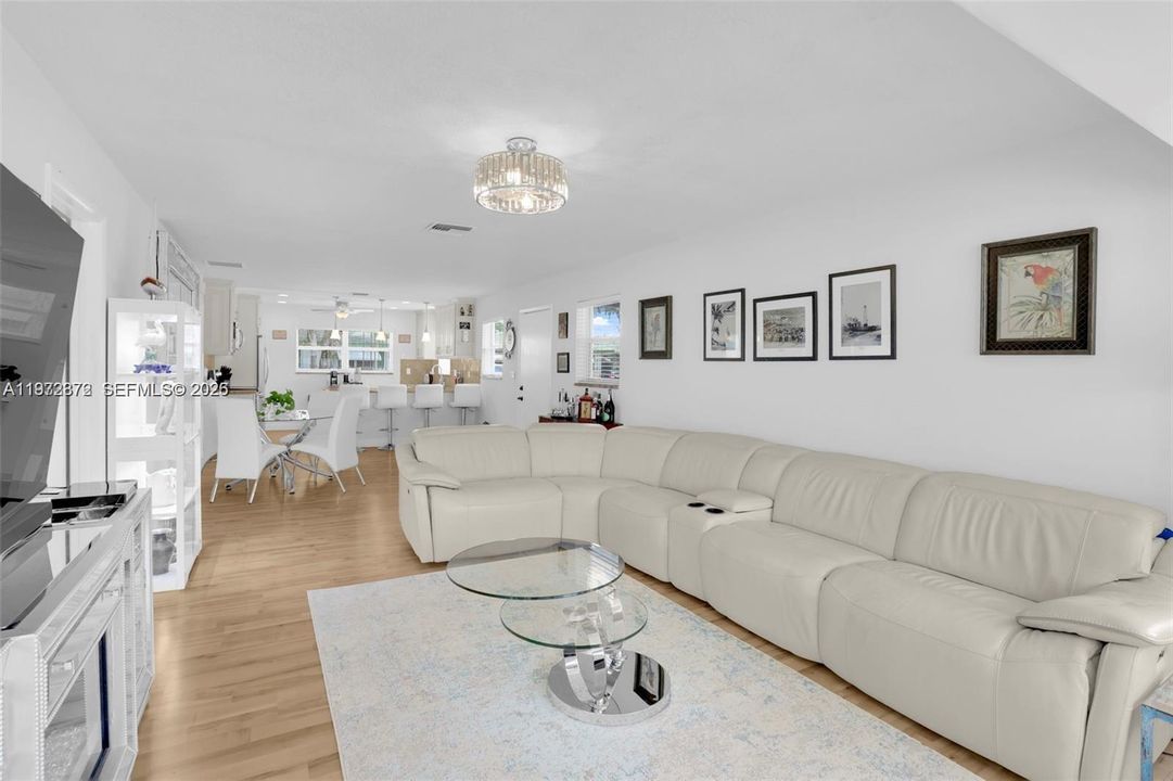 For Sale: $285,000 (2 beds, 2 baths, 950 Square Feet)
