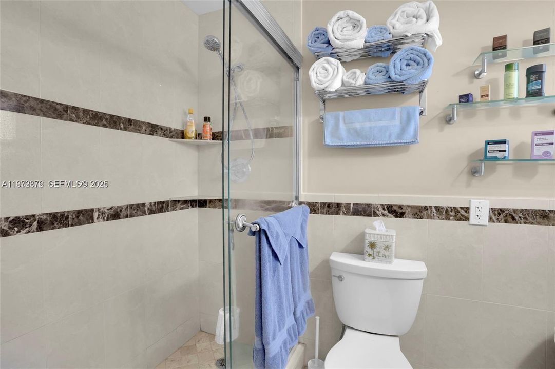 For Sale: $285,000 (2 beds, 2 baths, 950 Square Feet)