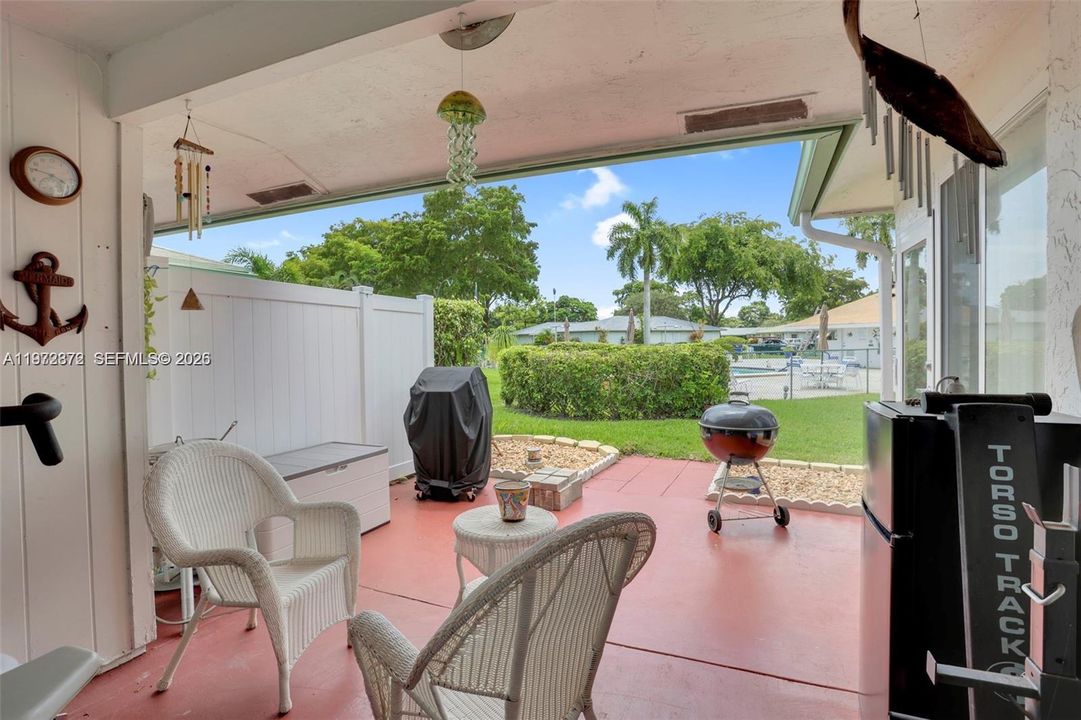 For Sale: $285,000 (2 beds, 2 baths, 950 Square Feet)