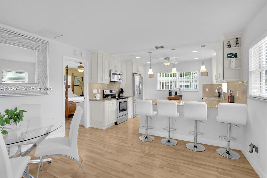 For Sale: $285,000 (2 beds, 2 baths, 950 Square Feet)